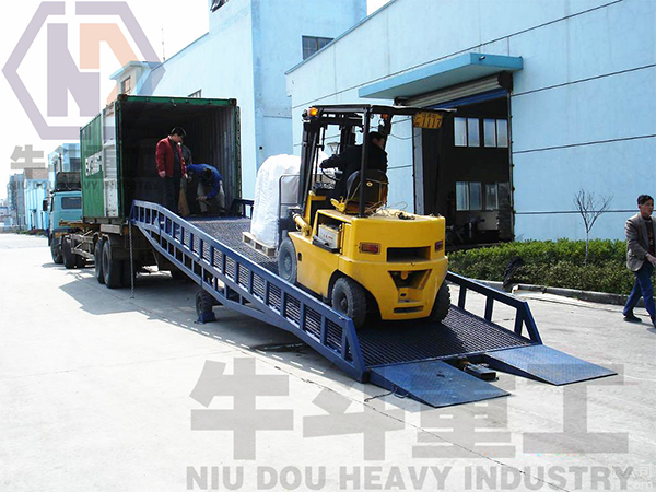 移動(dòng)式液壓登車(chē)橋