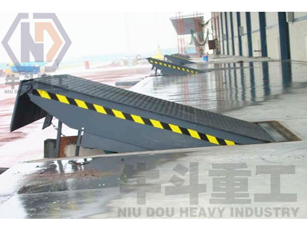 物流倉(cāng)庫(kù)裝卸登車橋