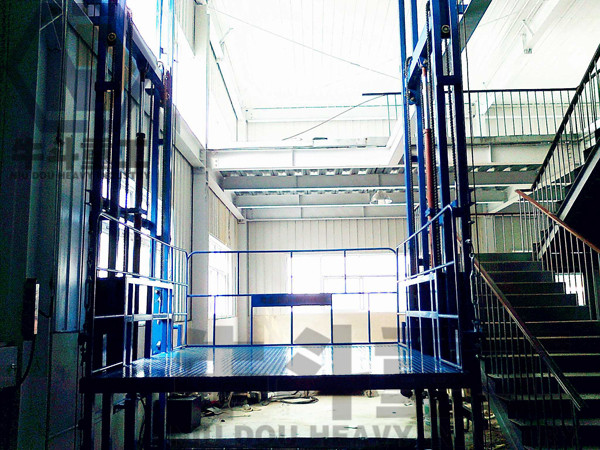 液壓升降貨梯安裝現(xiàn)場